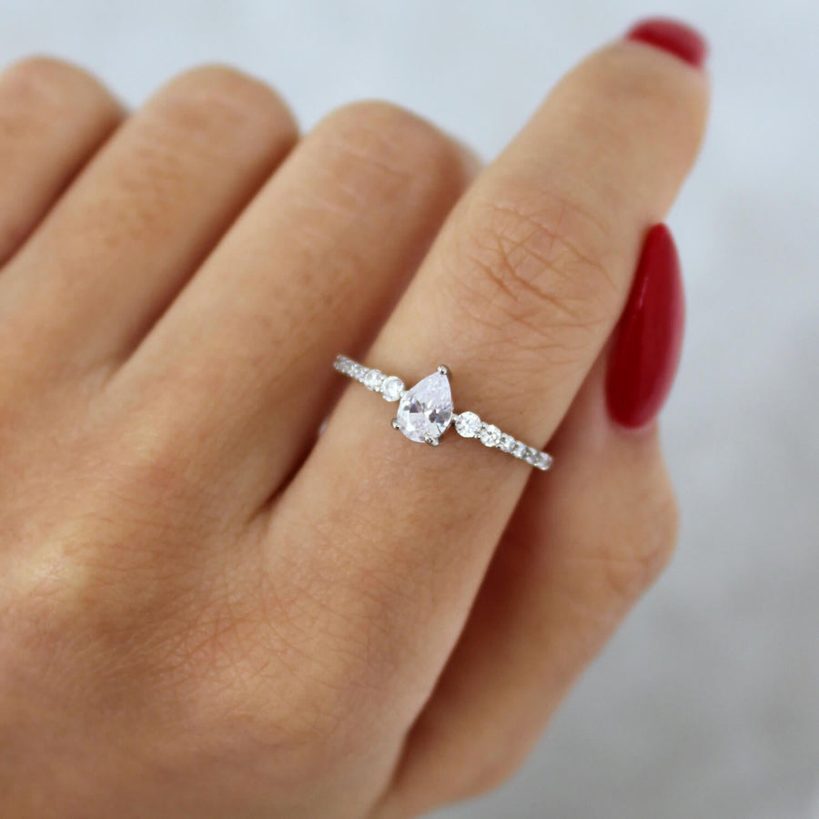 Dew Dainty Pear-cut Ring Objkts