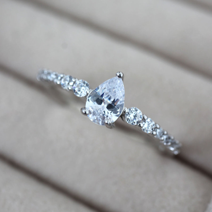 Dew Dainty Pear-cut Ring Objkts